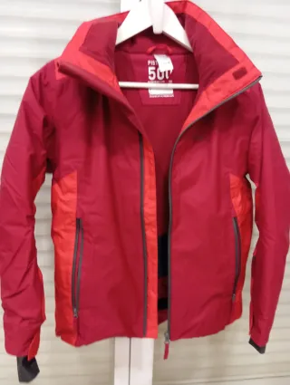 Abrigo de esquí rojo