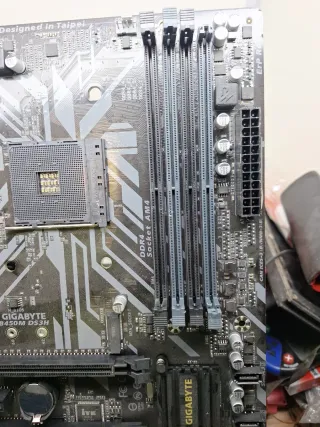 Placa Base Gigabyte B450M DS3H