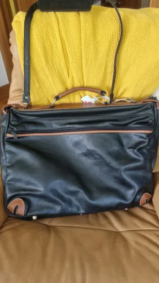 Maletín portatrajes polipiel negro con percha