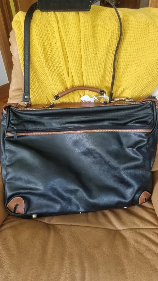 Maletín portatrajes polipiel negro con percha