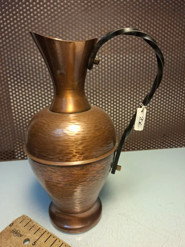 Jarrón de cobre martillado