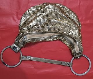 Bolso fiesta malla dorada con aros plateados