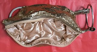 Bolso fiesta malla dorada con aros plateados