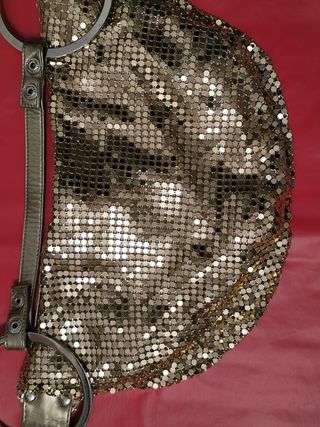 Bolso fiesta malla dorada con aros plateados