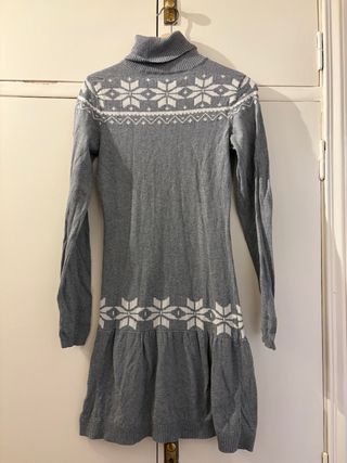 Vestido de punto gris con cuello alto