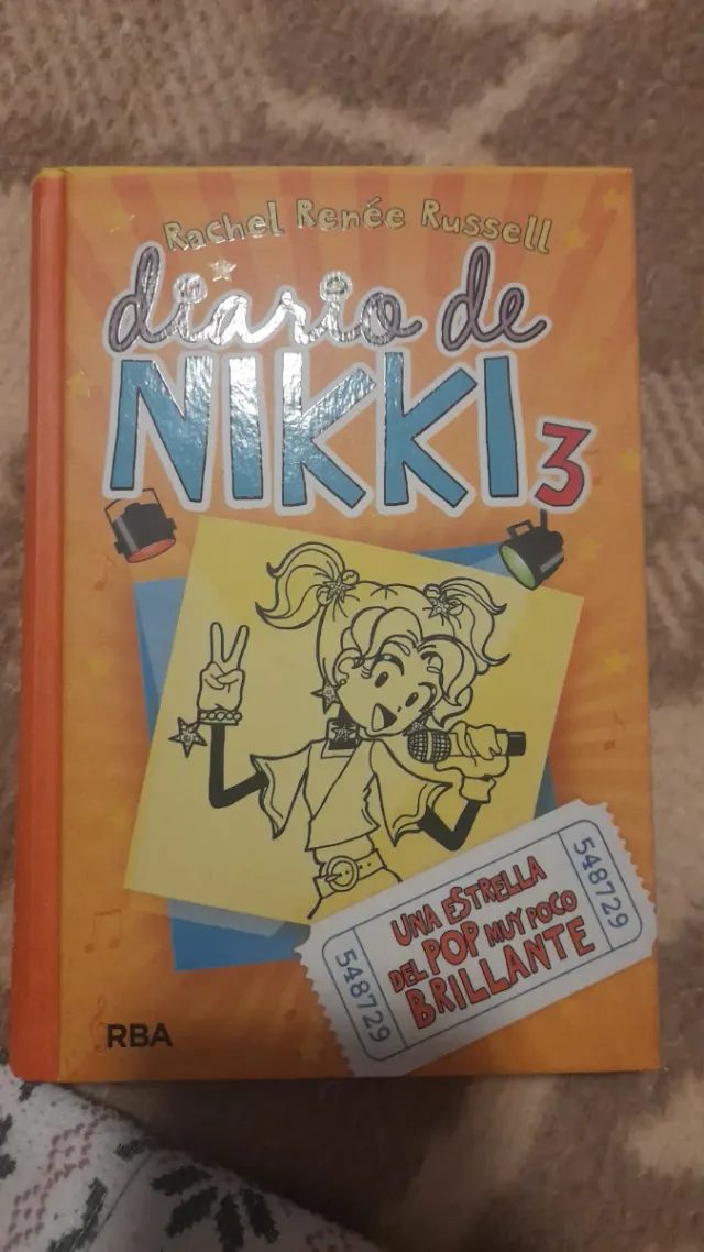 Diario de Nikki 3 - Una estrella del pop muy po...