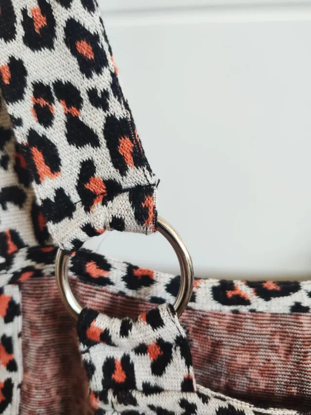 Peto animal print beige y naranja