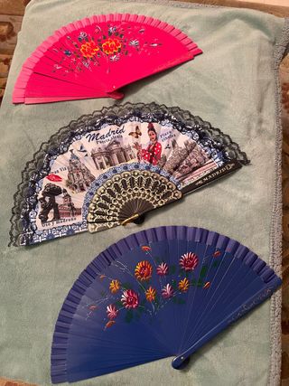 Abanicos decorados de tela o madera.