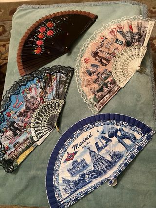 Abanicos decorados de tela o madera.