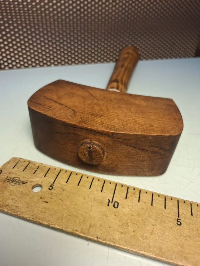 Maza de talla de madera