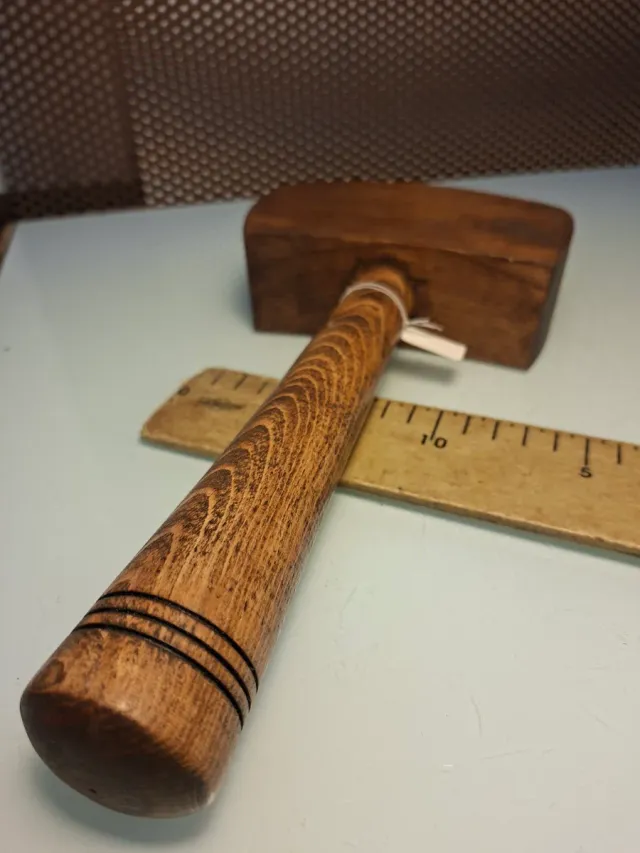 Maza de talla de madera