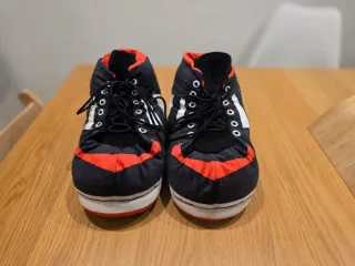 Zapatillas de Casa Gigantes Negras y Rojas