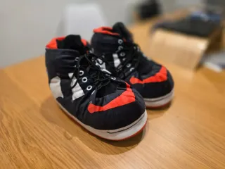 Zapatillas de Casa Gigantes Negras y Rojas