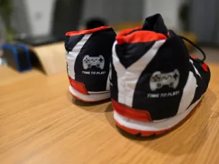 Zapatillas de Casa Gigantes Negras y Rojas