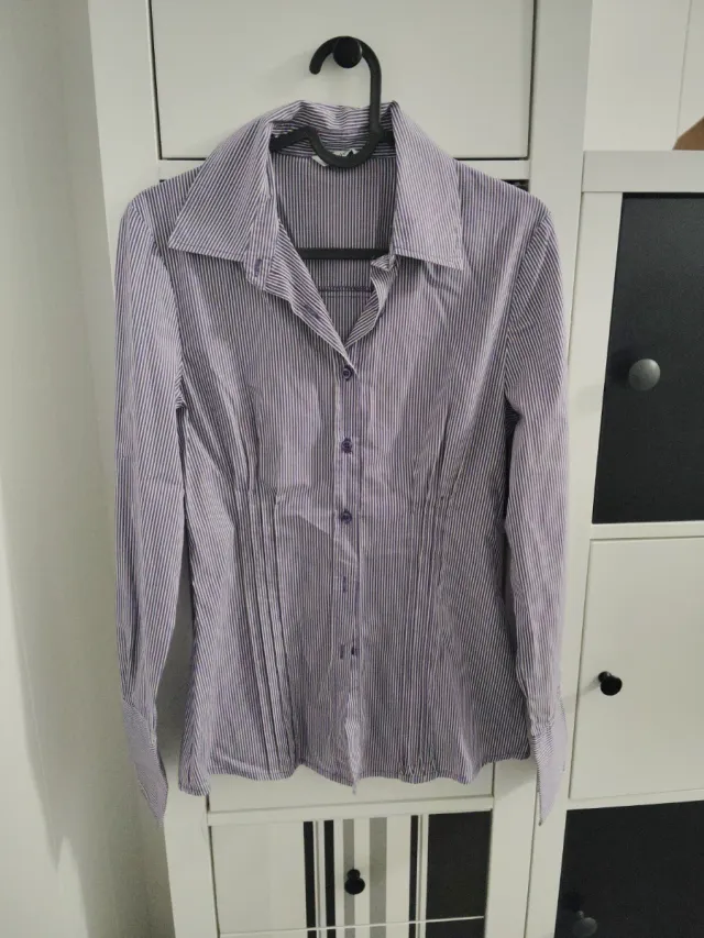 Camisa de rayas morada y blanca