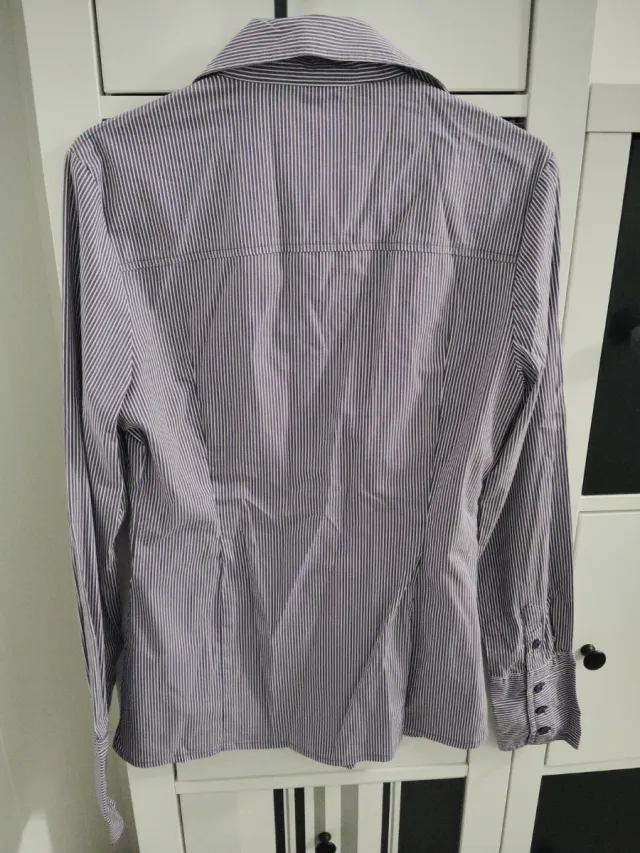 Camisa de rayas morada y blanca