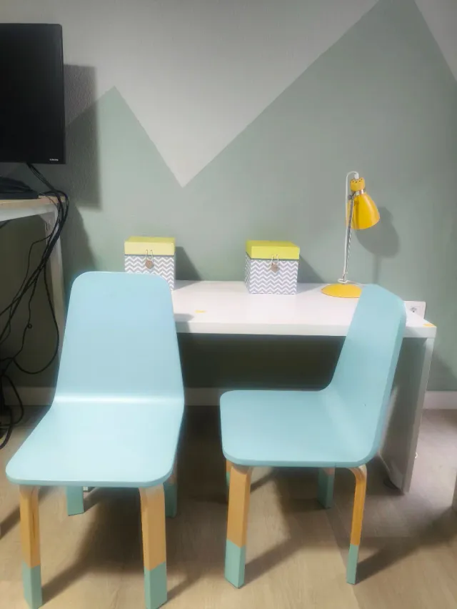 Scrivania per bambini con 2 sedie e lampada flessibile