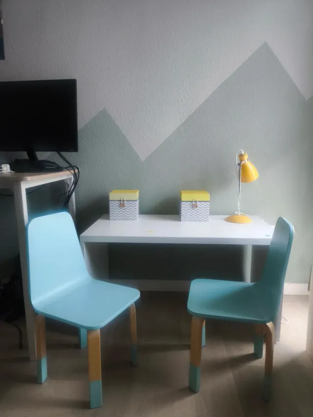 Scrivania per bambini con 2 sedie e lampada flessibile