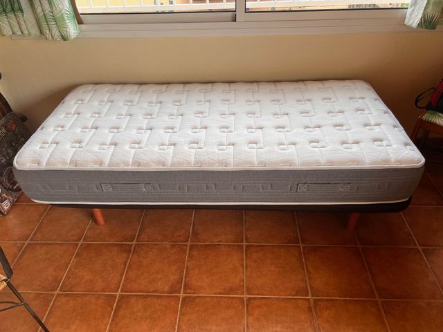 Cama individual gris y blanca