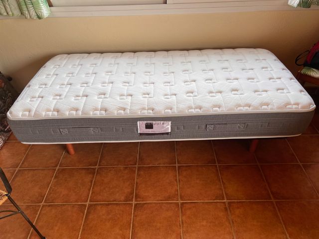 Cama individual gris y blanca