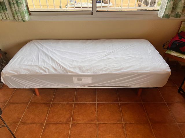 Cama individual gris y blanca