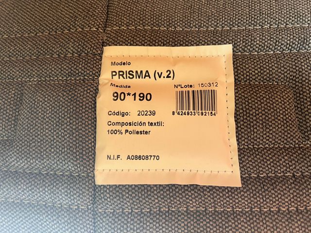 Cama individual gris y blanca