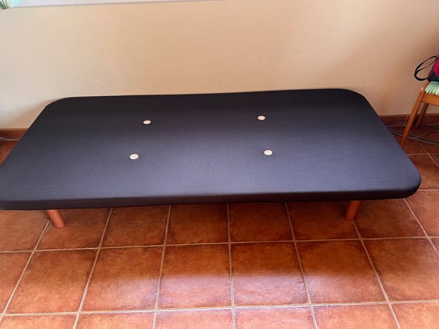 Cama individual gris y blanca