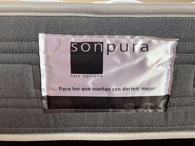 Cama individual gris y blanca