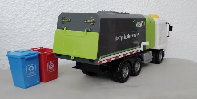 Camion dei rifiuti grande con elevatore per contenitori