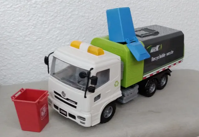 Camion dei rifiuti grande con elevatore per contenitori