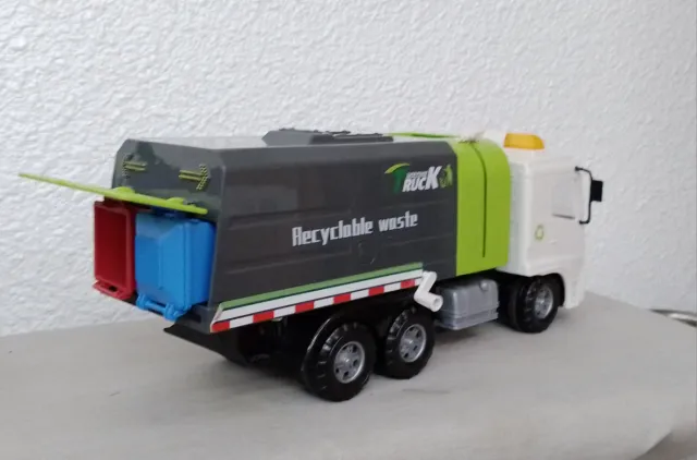 Camion dei rifiuti grande con elevatore per contenitori