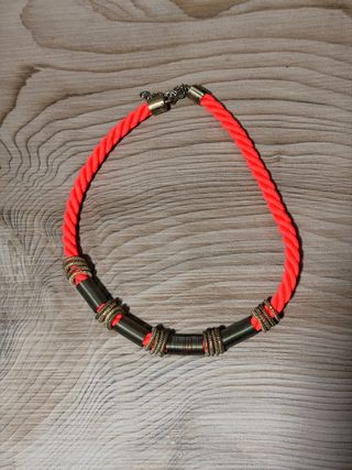Collar Naranja Cuerda Dorada