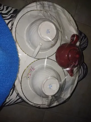 Set 2 tazze con vassoio e teiera