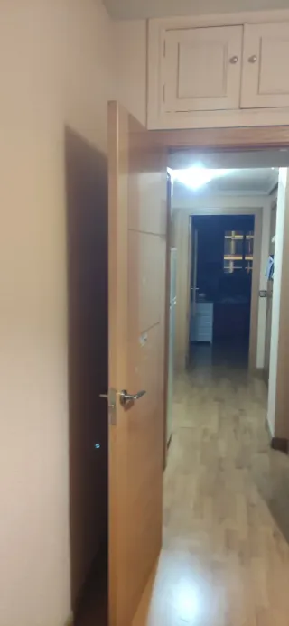 Habitación completa con cama y armario