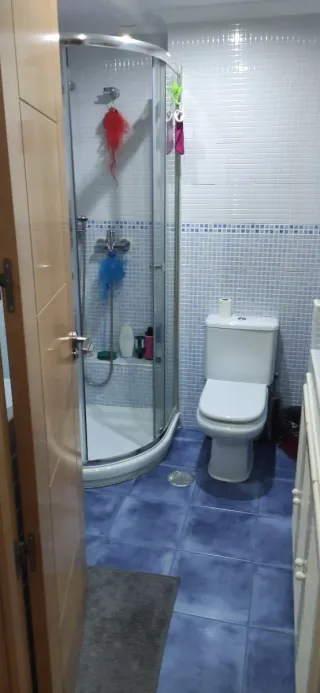 Habitación completa con cama y armario