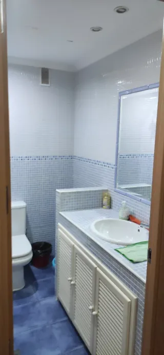 Habitación completa con cama y armario