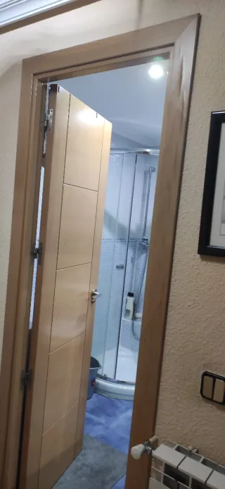 Habitación completa con cama y armario