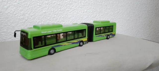 Autobus articolato giocattolo verde