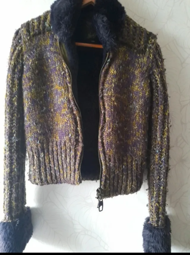 Preziosa giacca in lana con fodera in pelle viola