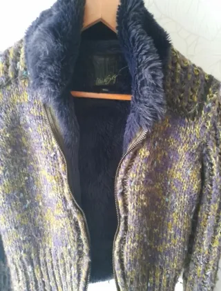 Preciosa chaqueta de lana con forro de piel morada