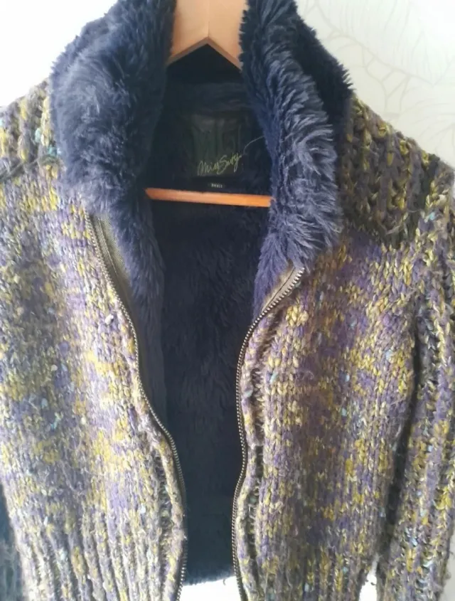 Preziosa giacca in lana con fodera in pelle viola