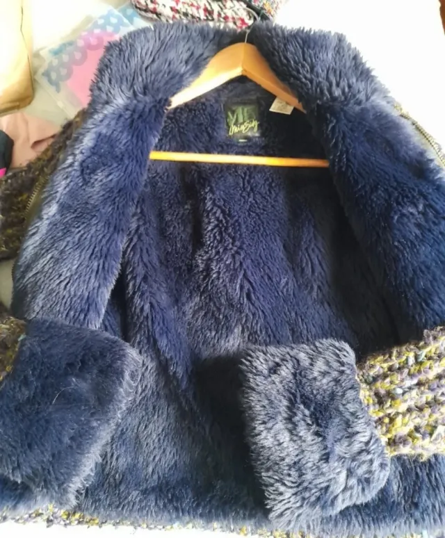 Preziosa giacca in lana con fodera in pelle viola