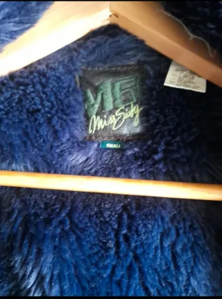 Preciosa chaqueta de lana con forro de piel morada