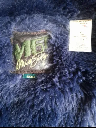 Preciosa chaqueta de lana con forro de piel morada