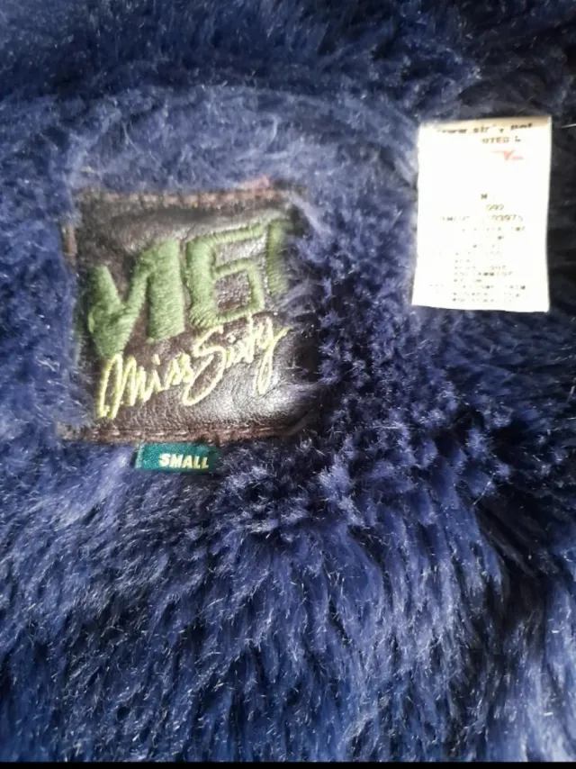 Preziosa giacca in lana con fodera in pelle viola