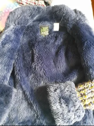 Preciosa chaqueta de lana con forro de piel morada