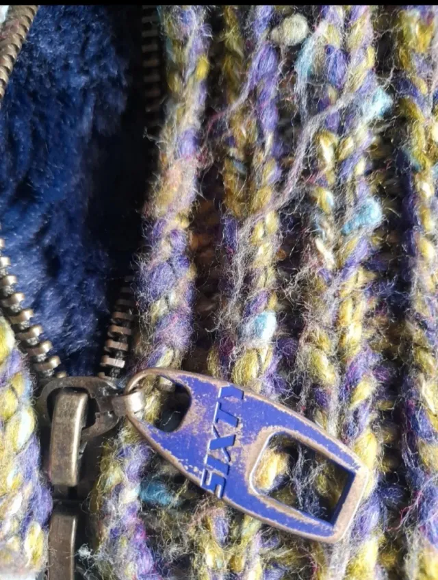 Preziosa giacca in lana con fodera in pelle viola