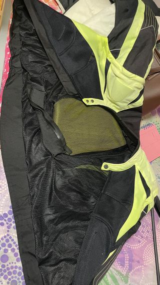 Chaqueta de moto con protecciones