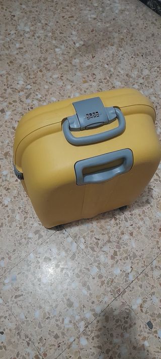 Maleta amarilla con ruedas y candado