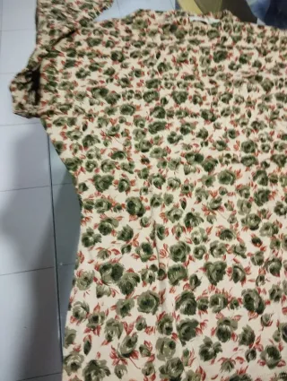 Camiseta de algodón floral beige y verde
